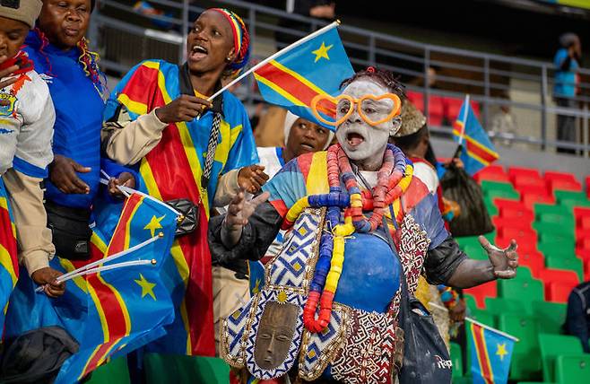 [라바트=AP/뉴시스] 콩고 축구 대표팀을 응원하는 서포터스들. 2025.11.16.