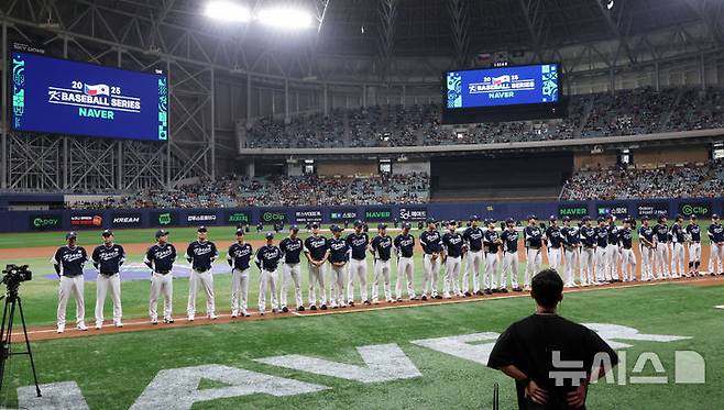 [서울=뉴시스] 조성우 기자 = 9일 오후 서울 구로구 고척스카이돔에서 열린 2025 K-베이스볼 시리즈 대한민국과 체코의 평가전 2차전 경기, 식전행사에서 한국 대표팀 선수들이 도열해 있다. 2025.11.09. xconfind@newsis.com