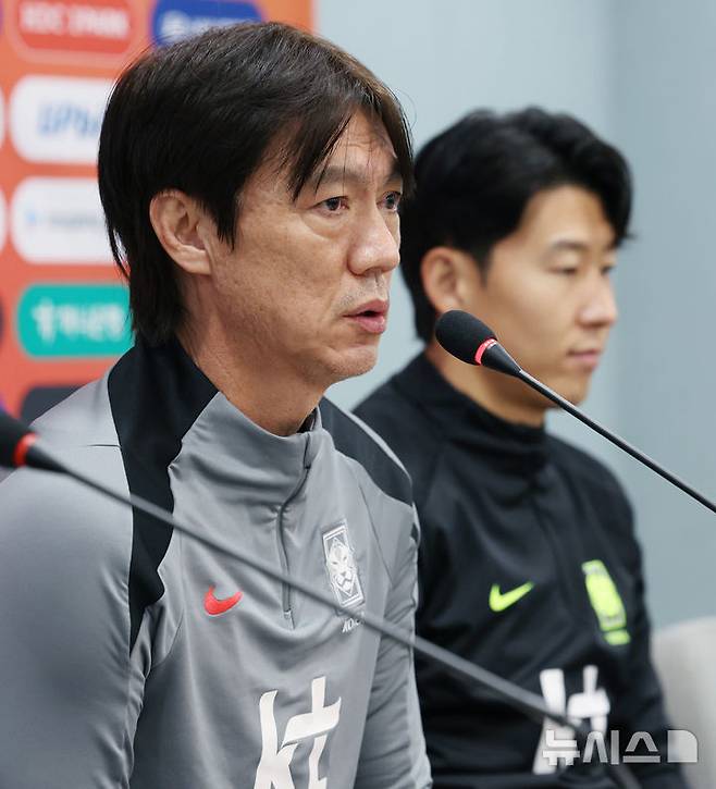 [서울=뉴시스] 김진아 기자 = 대한민국 축구대표팀 홍명보 감독이 가나와의 A매치 평가전을 앞두고 17일 서울 마포구 서울월드컵경기장에서 열린 기자회견에서 취재진의 질문에 답하고 있다. 2025.11.17. bluesoda@newsis.com