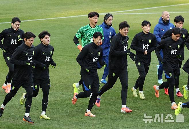 [서울=뉴시스] 김진아 기자 = 대한민국 축구대표팀 손흥민, 김민재를 비롯한 선수들이 가나와의 A매치 평가전을 앞두고 17일 서울 마포구 서울월드컵경기장에서 훈련을 하고 있다. 2025.11.17. bluesoda@newsis.com