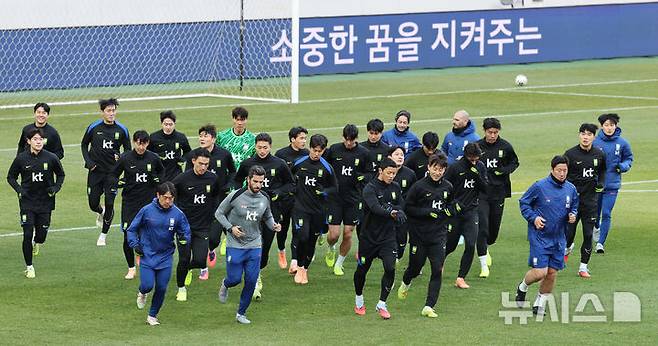 [서울=뉴시스] 김진아 기자 = 대한민국 축구대표팀 손흥민, 김민재를 비롯한 선수들이 가나와의 A매치 평가전을 앞두고 17일 서울 마포구 서울월드컵경기장에서 훈련을 하고 있다. 2025.11.17. bluesoda@newsis.com