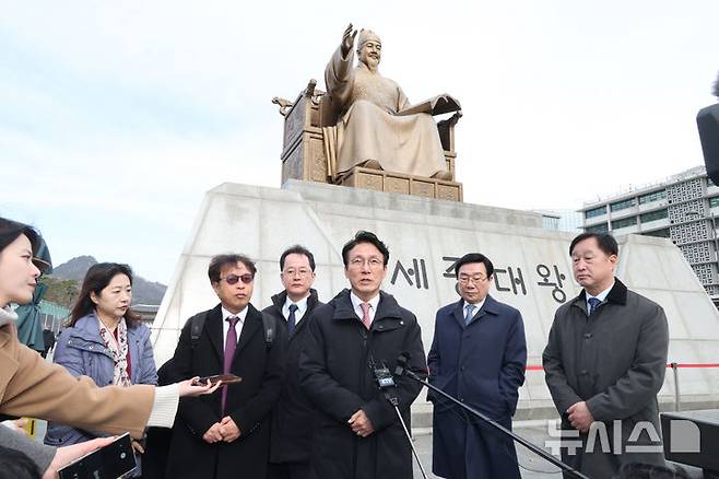 [서울=뉴시스] 김명원 기자 = 김민석 국무총리가 17일 오전 서울 종로구 광화문 광장 세종대왕 동상 앞에서 윤경로 신흥무관학교기념사업회 상임대표, 김삼열 독립유공자유족회 회장, 이건범 한글문화연대 대표, 방학진 민족문제연구소 기획실장 등과 함께 한국전쟁 참전국을 기리기 위해 조성하는 '감사의 정원' 공사현장 주변을 둘러본 후 발언하고 있다. 2025.11.17. kmx1105@newsis.com