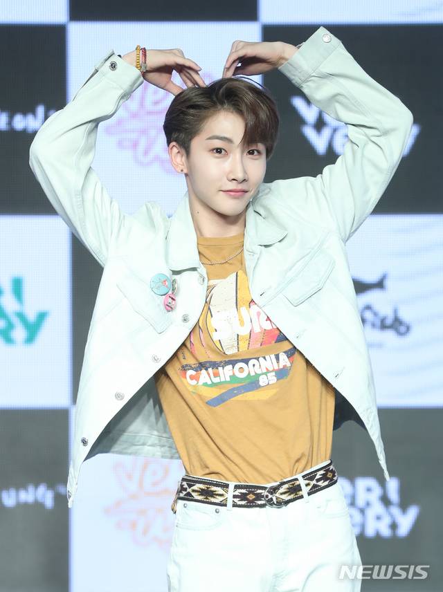 【서울=뉴시스】조수정 기자 = 보이그룹 '베리베리(VERY VERY)' 호영이 9일 오후 서울 강남구 일지아트홀에서 데뷔 미니앨범 '베리-어스(VERY-US)' 발매 쇼케이스를 열고 포즈를 취하고 있다. 2019.01.09. chocrystal@newsis.com