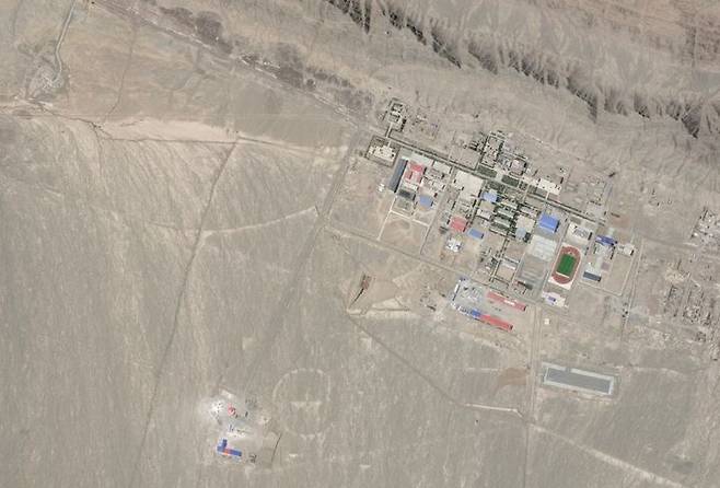 [서울=뉴시스] 신장위구르 자치구 놉 누르 기지에서 12개가 넘는 새로운 건물과 구조물, 그리고 늘어난 차량 통행량은 최근 몇 년 동안 핵실험 준비 시설이 급격히 증가했음을 보여준다.(출처: WP의 플래닛 랩스 위성 사진 보도) 2025.11.17. *재판매 및 DB 금지