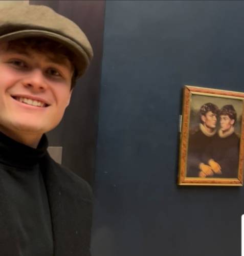 루브르에 자기들 그림 붙인 벨기에 틱톡커들 [연합뉴스 제공]