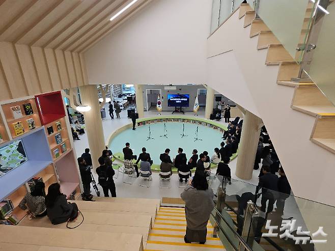 울산어린이독서체험관 1층 내부. 우드톤의 기하학적 공간으로 꾸며졌다. 반웅규 기자