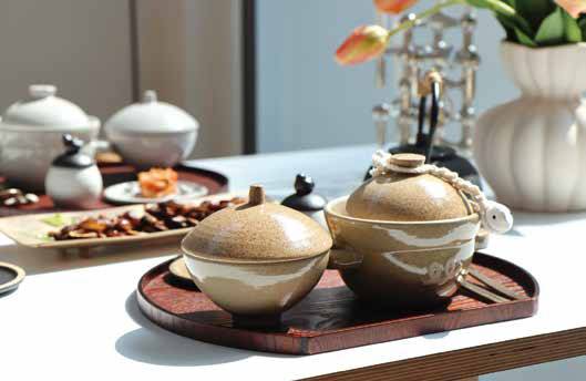 사용성뿐 아니라 외양도 빼어난 솥밭의 도자기솥.