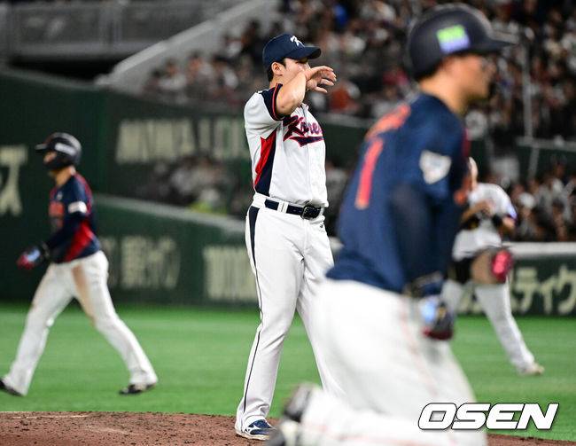 [OSEN=도쿄(일본), 조은정 기자] 16일 오후 일본 도쿄돔에서  ‘2025 NAVER K-BASEBALL SERIES’ 대한민국과 일본의 2차전 경기가 열렸다.한국은 정우주, 일본은 카네마루 유메토를 선발투수로 내세웠다.5회초 2사 만루에서 대한민국 김영우가 일본 사사키 다이에게 밀어내기 볼넷을 허용하고 있다. 2025.11.16 /cej@osen.co.kr
