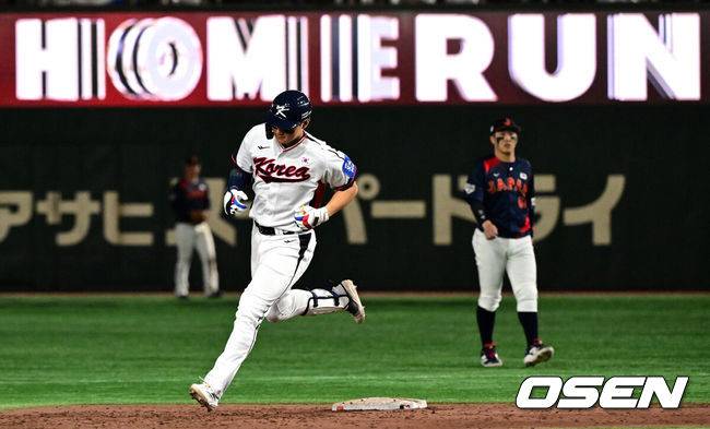 [OSEN=도쿄(일본), 조은정 기자] 대한민국 야구 대표팀이 극적인 무승부를 거두며 한일전 연패를 10연패에서 막았다.&nbsp;한국은 16일 일본 도쿄도 도쿄돔에서 열린 ‘2025 NAVER K-BASEBALL SERIES’ 일본과의 2차전에서 7-7 무승부를 거뒀다. 2연전 시리즈 1무 1패를 기록한&nbsp;한국은 2015년 프리미어12 준결승전 4-3 승리 이후 성인 대표팀 기준(아시안게임 제외) 한일전에서 10연패를 기록했지만 처음으로 무승부를 만드는데 성공했다.9회말 2사에서 대한민국 김주원이 우중월 솔로 홈런을 치고 그라운드를 돌고 있다. 2025.11.16 /cej@osen.co.kr