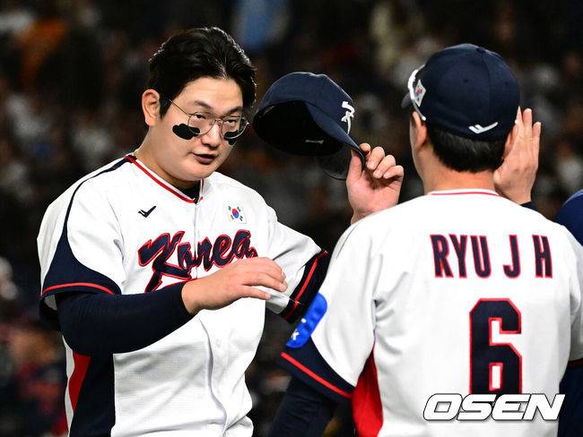 [OSEN=도쿄(일본), 조은정 기자] 대한민국 야구 대표팀이 극적인 무승부를 거두며 한일전 연패를 10연패에서 막았다.&nbsp;한국은 16일 일본 도쿄도 도쿄돔에서 열린 ‘2025 NAVER K-BASEBALL SERIES’ 일본과의 2차전에서 7-7 무승부를 거뒀다. 2연전 시리즈 1무 1패를 기록한&nbsp;한국은 2015년 프리미어12 준결승전 4-3 승리 이후 성인 대표팀 기준(아시안게임 제외) 한일전에서 10연패를 기록했지만 처음으로 무승부를 만드는데 성공했다.경기 종료 후 대한민국 김서현이 류지현 감독과 하이파이브를 하고 있다. 2025.11.16 /cej@osen.co.kr