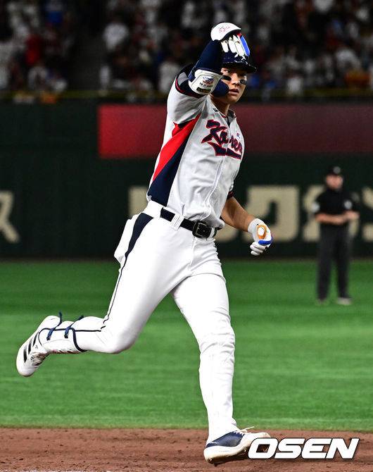 [OSEN=도쿄(일본), 조은정 기자] 대한민국 야구 대표팀이 극적인 무승부를 거두며 한일전 연패를 10연패에서 막았다.&nbsp;한국은 16일 일본 도쿄도 도쿄돔에서 열린 ‘2025 NAVER K-BASEBALL SERIES’ 일본과의 2차전에서 7-7 무승부를 거뒀다. 2연전 시리즈 1무 1패를 기록한&nbsp;한국은 2015년 프리미어12 준결승전 4-3 승리 이후 성인 대표팀 기준(아시안게임 제외) 한일전에서 10연패를 기록했지만 처음으로 무승부를 만드는데 성공했다.9회말 2사에서 대한민국 김주원이 우중월 솔로 홈런을 치고 그라운드를 돌고 있다. 2025.11.16 /cej@osen.co.kr