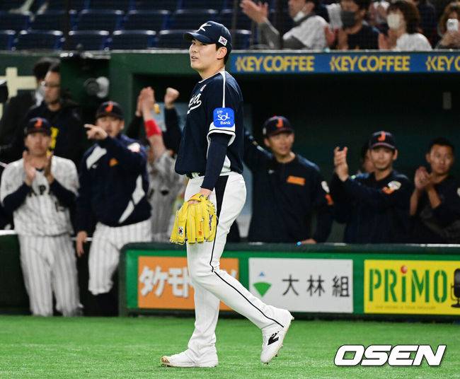 [OSEN=도쿄(일본), 조은정 기자] 15일 일본 도쿄돔에서 ‘2025 NAVER K-BASEBALL SERIES’ 대한민국과 일본의 1차전 경기가 열렸다.한국은 곽빈, 일본은 소타니 류헤이를 선발투수로 내세웠다.5회말 무사 만루에서 대한민국 성영탁이 일본 사카모토에게 투수 앞 내야안타로 실점하며 아쉬워하고 있다. 2025.11.15. /cej@osen.co.kr