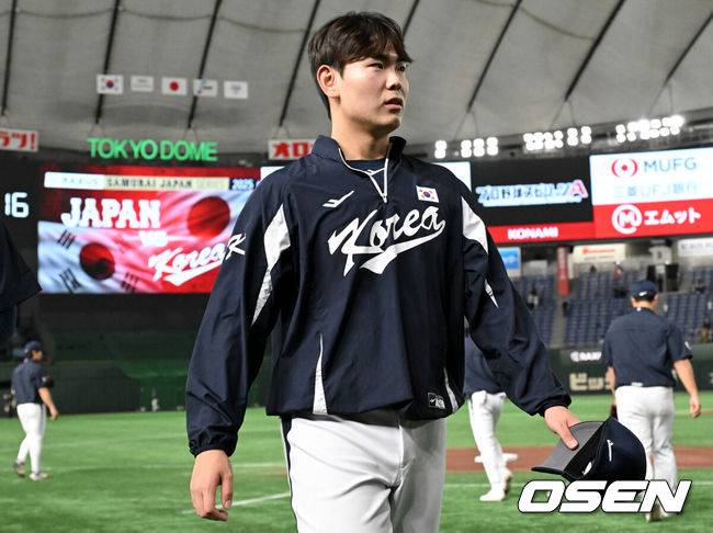 [OSEN=도쿄(일본), 조은정 기자] 16일 오후 일본 도쿄돔에서  ‘2025 NAVER K-BASEBALL SERIES’ 대한민국과 일본의 2차전 경기가 열린다.한국은 정우주, 일본은 카네마루 유메토를 선발투수로 내세웠다.성영탁이 몸을 풀고 있다. 2025.11.16 /cej@osen.co.kr