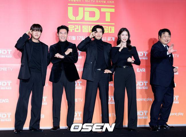 [OSEN=이대선 기자] 17일 오후 서울 광진구 풀만 앰버서더 서울 이스트폴에서 쿠팡플레이 X 지니 TV 오리지널 시리즈 'UDT: 우리 동네 특공대' 제작발표회가 열렸다.‘UDT: 우리 동네 특공대’는 나라를 지키기 위해서도 아니요, 지구평화엔 더더욱 관심 없는 오직 내 가족과 우리 동네를 위해 뭉친 예비역 특공대의 유쾌하고 짜릿한 이야기다.배우 이정하, 진선규, 윤계상, 김지현, 고규필이 포토타임을 가지고 있다. 2025.11.17 /sunday@osen.co.kr