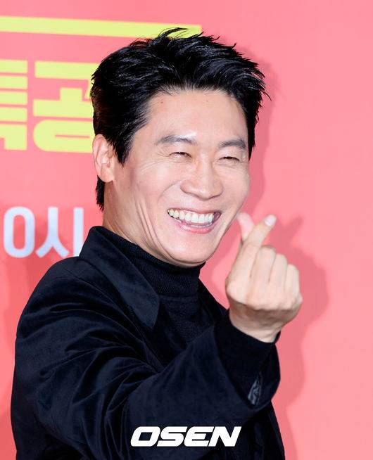 [OSEN=이대선 기자] 17일 오후 서울 광진구 풀만 앰버서더 서울 이스트폴에서 쿠팡플레이 X 지니 TV 오리지널 시리즈 'UDT: 우리 동네 특공대' 제작발표회가 열렸다.‘UDT: 우리 동네 특공대’는 나라를 지키기 위해서도 아니요, 지구평화엔 더더욱 관심 없는 오직 내 가족과 우리 동네를 위해 뭉친 예비역 특공대의 유쾌하고 짜릿한 이야기다.배우 진선규가 포토타임을 가지고 있다. 2025.11.17 /sunday@osen.co.kr