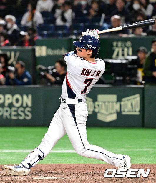 [OSEN=도쿄(일본), 조은정 기자] 16일 오후 일본 도쿄돔에서  ‘2025 NAVER K-BASEBALL SERIES’ 대한민국과 일본의 2차전 경기가 열렸다.한국은 정우주, 일본은 카네마루 유메토를 선발투수로 내세웠다.9회말 2사에서 대한민국 김주원이 우중월 솔로 홈런을 치고 있다. 2025.11.16 /cej@osen.co.kr