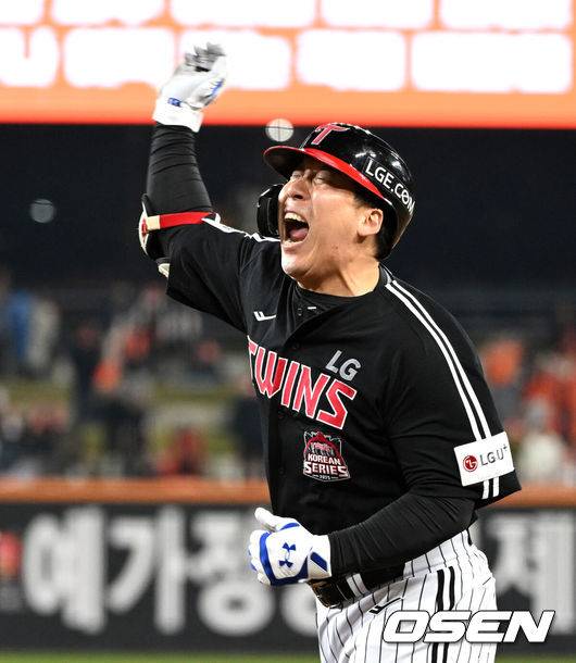 [OSEN=대전, 이대선 기자] 30일 대전 한화생명볼파크에서 2025 신한 SOL Bank KBO리그 포스트시즌 한국시리즈 4차전 한화 이글스와 LG 트윈스의 경기가 열렸다.이날 경기에 한화는 와이스를, LG는 치리노스를 선발투수로 내세웠다. 9회초 2사 2,3루에서 LG 김현수가 우전 적시 2루타를 치고 환호하고 있다. 2025.10.30 /sunday@osen.co.kr