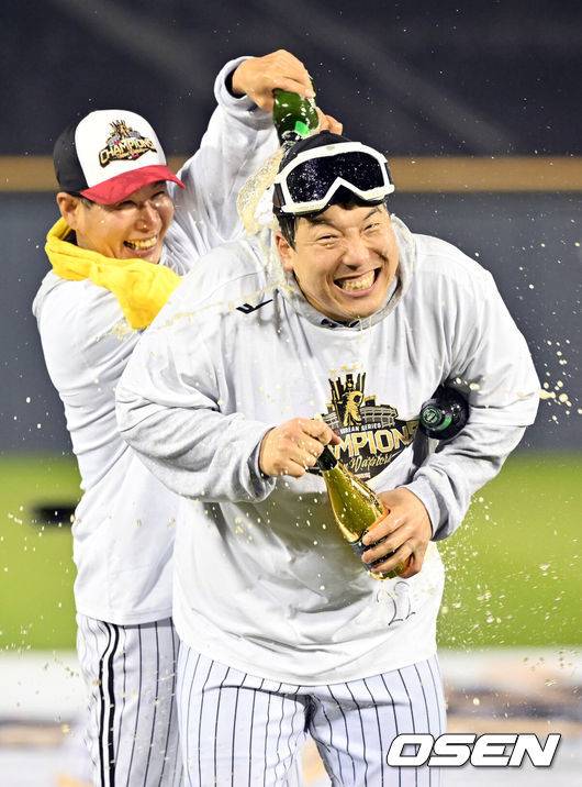 [OSEN=잠실, 민경훈 기자] 1일 오후 서울 잠실야구장에서 LG 트윈스의 한국시리즈 통합우승 IN 잠실' 행사가 열렸다.팬들을 위한 트로피 퍼포먼스, 선수단 그라운드 행진, 비하인드 스몰토크, 선수단 샴페인 샤워 등 다양한 프로그램이 펼쳐진다.LG 김현수가 샴페인 샤워를 하고 있다. 2025.11.01 /rumi@osen.co.kr