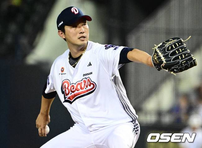 [OSEN=잠실, 조은정 기자]27일 오후 서울 잠실구장에서 ‘2025 신한 SOL Bank KBO리그’ 두산 베어스와 삼성 라이온즈의 경기가 열렸다.두산은 윤태호, 삼성은 가라비토를 선발로 내세웠다.7회초 두산 홍건희가 역투하고 있다. 2025.08.27 /cej@osen.co.kr