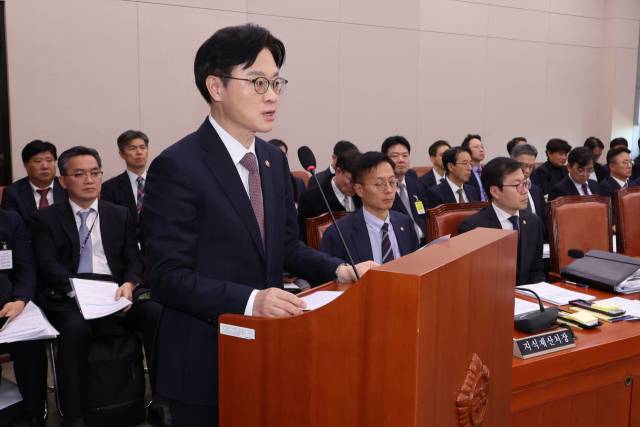 ▲김정관 산업통상부 장관이 17일 서울 여의도 국회에서 열린 산업통상자원중소벤처기업위원회 전체회의에서 내년도 예산안 및 기금운용계획안 통과 후 인사말을 하고 있다. ⓒ연합뉴스