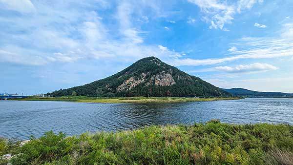 덕천마을에서 바라본 섬 같은 상대산.