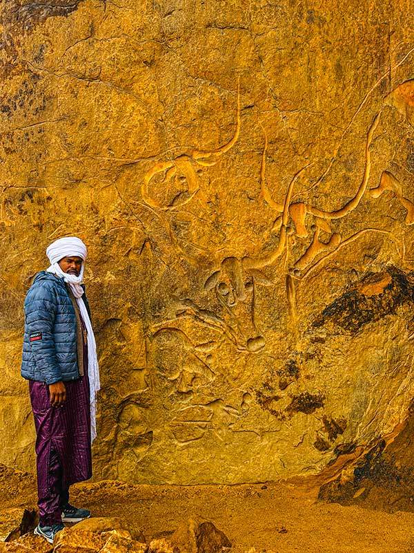 '울고 있는 소'라는 이름으로 불리는 암각화. 높이가3m가 넘는 소의 얼굴은 정교하게 새겨져 있고, 커다란 눈에서는 마치 진짜 눈물이 떨어질 듯하다.