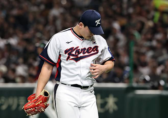 16일 일본 도쿄돔에서 열린 월드베이스볼클래식(WBC) 대비 평가전 '2025 케이 베이스볼 시리즈(K-BASEBALL SERIES)' 일본과의 2차전 경기. 4회초 1사 만루상황에 구원등판한 대한민국 투수 조병현이 1실점으로 이닝을 마친 뒤 더그아웃으로 향하고 있다. 뉴스1