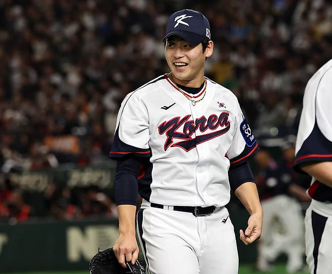16일 일본 도쿄돔에서 열린 월드베이스볼클래식(WBC) 대비 평가전 '2025 케이 베이스볼 시리즈(K-BASEBALL SERIES)' 일본과의 2차전 경기. 대한민국 투수 박영현이 6회초 등판해 삼자범퇴로 이닝을 마친 뒤 웃음짓고 있다. 뉴스1