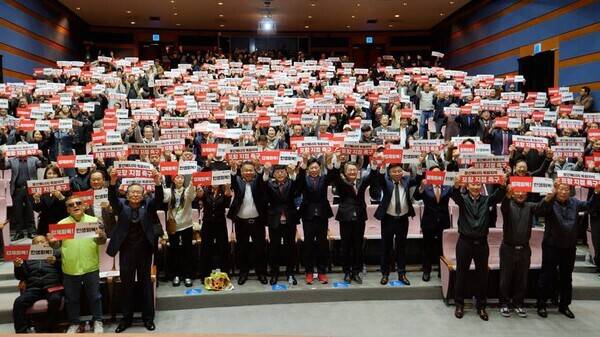 박용선 경북도의원이 지난 15일 포항시청 대잠홀에서 ‘의정 보고회’를 개최한 가운데 시민들과 함께 퍼포먼스를 하고 있다.