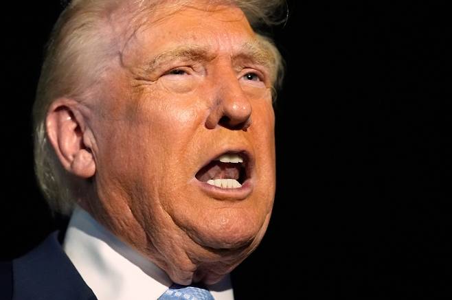 도널드 트럼프 미국 대통령이 16일(현지시간) 플로리다주 웨스트팜비치의 팜비치 국제공항에서 에어포스원에 탑승하기 전 기자들과 얘기하고 있다. AP 연합뉴스