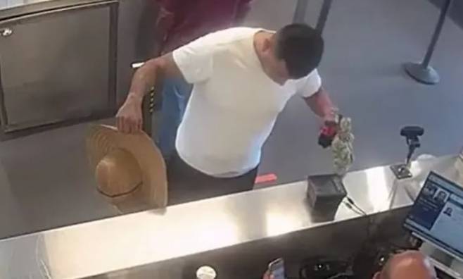 미국의 30대 남성이 희귀 멸종 위기종인 앵무새 두 마리를 속옷 속에 숨겨 밀수하려다 덜미를 잡혔다. 캘리포니아 남부 지방 검찰청