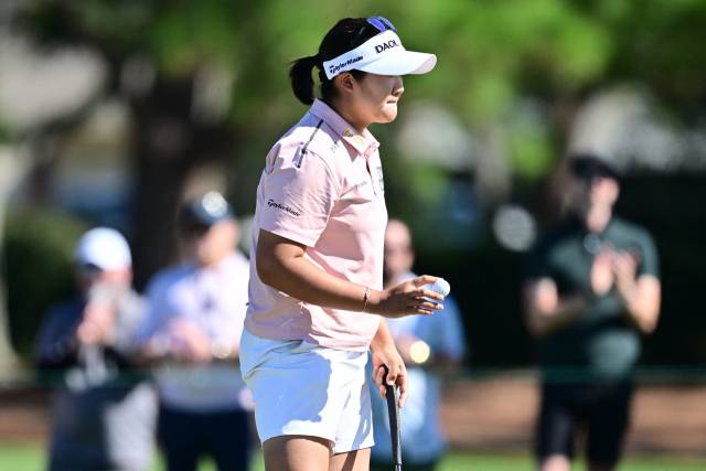 퍼팅을 마치고 갤러리에게 인사하고 있는 유해란. 사진 제공=AFP연합뉴스