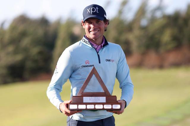 우승 트로피를 들고 포즈를 취한 애덤 솅크. AFP연합뉴스