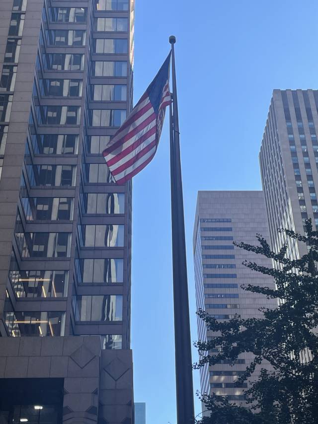 미국 뉴욕 맨해튼 초고층 건물들 사이로 성조기가 휘날리고 있다. 이정훈 기자