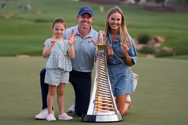 4년 연속이자 통산 7번째 두바이 레이스 타이틀을 차지한 로리 매킬로이(가운데)가 가족들과 함께 기념 사진을 찍고 있다. AP연합뉴스