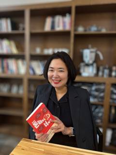 이미진 재무설계사가 최근 출간한 ‘오늘도 돈 때문에 힘든 너에게’를 들고 환하게 웃고 있다. 사진 제공=느낌이있는책