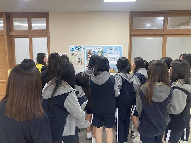 칠곡군정신건강복지센터가 지난달 20일부터 31일까지 석적중학교 등 마음성장학교 6개소에서 진행한 '2025년 정신건강의 날 기념 마음성장학교 Pick & Play 캠페인'에 학생들이 참여하고 있다. ⓒ칠곡군 제공