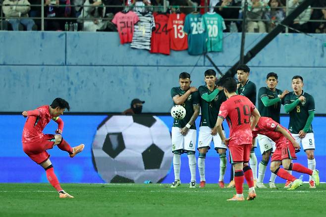축구국가대표팀 주장 손흥민이 14일 대전월드컵경기장에서 열린 볼리비아와 홈경기에서 프리킥으로 선제골을 넣고 있다. 대전｜뉴시스