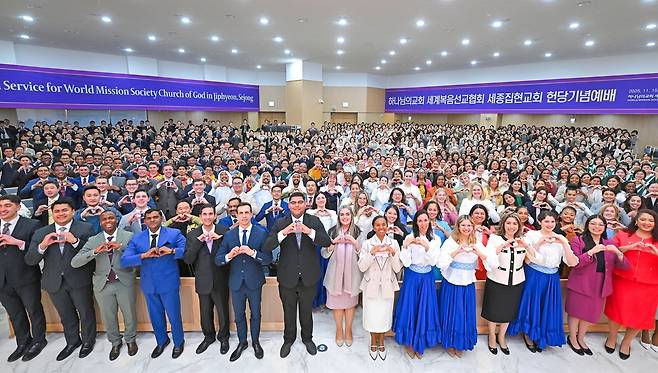 15일 ‘세종집현 하나님의 교회’ 헌당식에 21개국에서 온 하나님의 교회 83차 해외성도방문단이 참여해 국경을 초월한 축하 물결이 일었다.&nbsp;