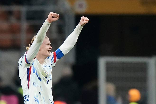 노르웨이 홀란이 17일(한국시간) 이탈리아 원정서 멀티골을 뽑고 북중미월드컵 본선행을 확정한 뒤 기뻐하고 있다. 밀라노(이탈리아)|AP뉴시스