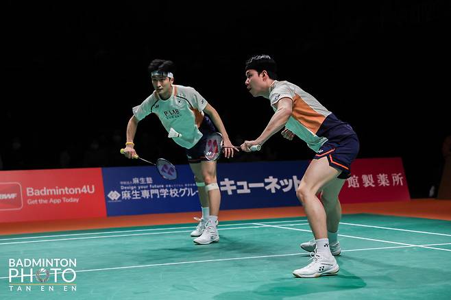 배드민턴국가대표팀 남자복식&nbsp;서승재(앞)-김원호의 단일시즌 10승 달성을 놓고 BWF는&nbsp;1988년 남자복식 조로는 최초로 단일시즌 10승을 기록한 리용보-톈빙이 못지 않다고 칭찬을 아끼지 않았다. 사진은 17일 일본 구마모토 마스터즈 남자복식 결승에 출전한 서승재-김원호.&nbsp;사진출처│대한배드민턴협회