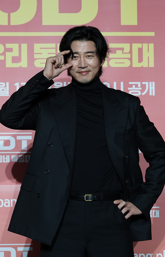 윤계상(왼쪽)과 진선규가 ‘범죄도시’ 이후 8년 만에 안방극장에서 재회한다. 2025년 쿠팡플레이 최대 기대작인 ‘UDT: 우리 동네 특공대’는 초능력 없는 평범한 인물들의 ‘생활밀착형’ 히어로 물이란 독특한 설정으로 눈길을 끈다. 17일 오후 10시 ENA에서 첫 방송된다. 사진제공 | 쿠팡플레이·지니TV·ENA