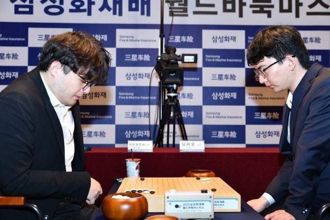 랴오위안허 9단(왼쪽)과 딩하오 9단의 결승2국 대국모습              사진제공 ｜ 한국기원