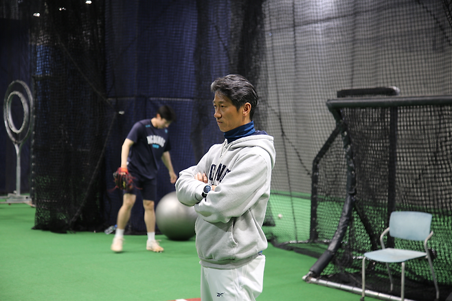 김경태 NC 투수코치가 17일 창원NC파크에서 투수 훈련을 지켜보고 있다. NC 다이노스 제공