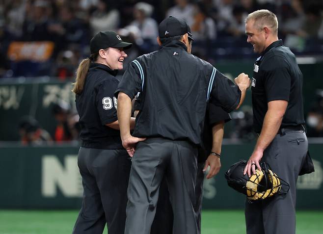 ▲ 한국-일본 평가전에 나선 젠 파월 심판 ⓒ연합뉴스