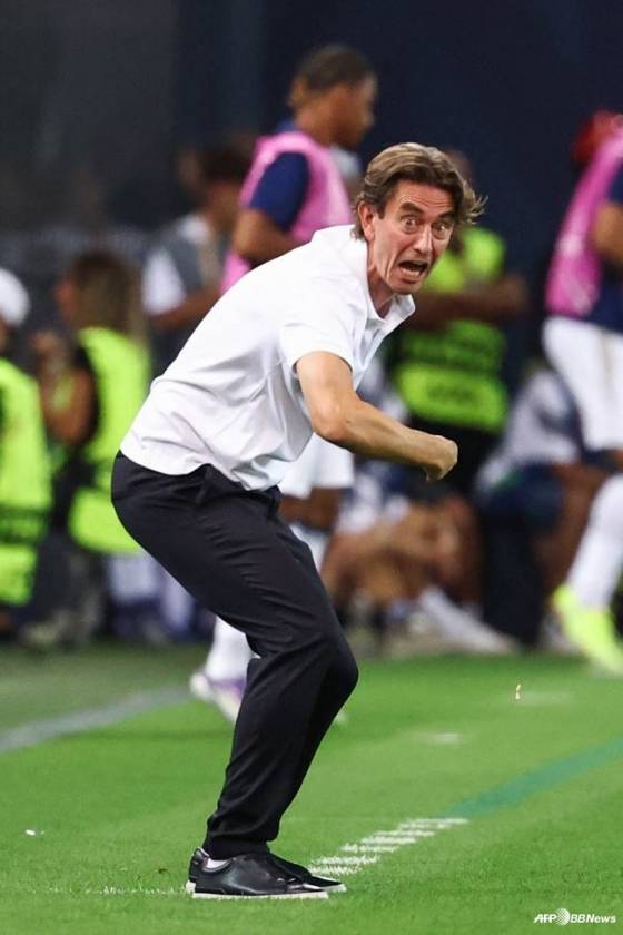 토마스 프랭크 토트넘 홋스퍼 감독이 유럽축구연맹(UEFA) 슈퍼컵 결승에서 선수들에게 전술 지시하고 있다. /AFPBBNews=뉴스1