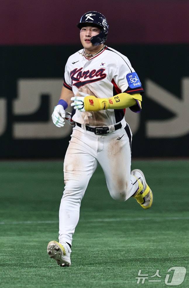 16일 오후 일본 도쿄돔에서 열린 월드베이스볼클래식(WBC) 대비 평가전 '2025 케이 베이스볼 시리즈(K-BASEBALL SERIES)' 일본과의 2차전 경기. 대한민국 안현민이 8회말 1사 주자없는 상황 솔로홈런을 치고 그라운드를 돌고 있다.