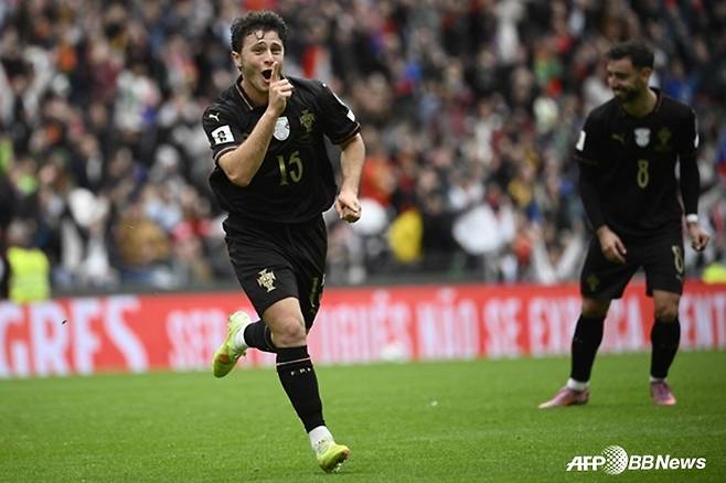 주앙 네베스(가운데)가 16일(한국시각) 포르투갈 포르투의 이스타디우 두 드라강에서 열린 2026 국제축구연맹(FIFA) 북중미 월드컵 유럽 지역 예선 F조 최종전에서 골 세리머니를 하고 있다. /AFPBBNews=뉴스1