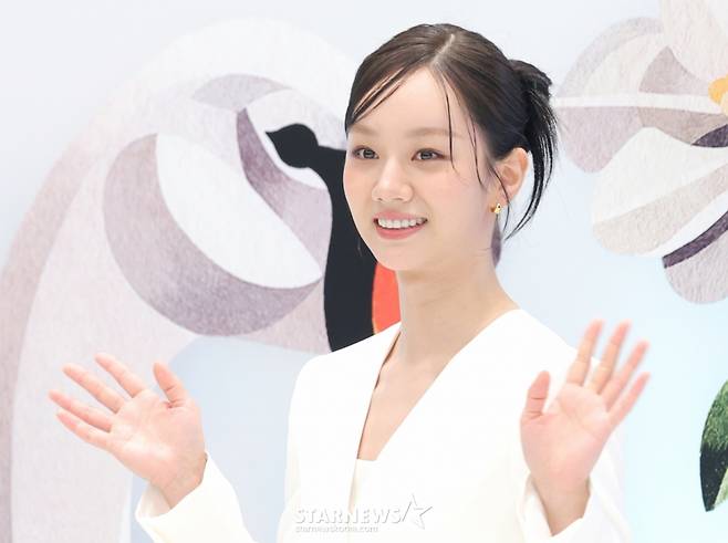 (서울=뉴스1) 권현진 기자 = 배우 겸 가수 혜리가 24일 오전 서울 여의도 더현대 서울에서 열린 아워글래스 팝업 스토어 포토콜 행사에 참석해 인사를 하고 있다. 2025.10.24/뉴스1  Copyright (C) 뉴스1. All rights reserved. 무단 전재 및 재배포,  AI학습 이용 금지. /사진=(서울=뉴스1) 권현진 기자