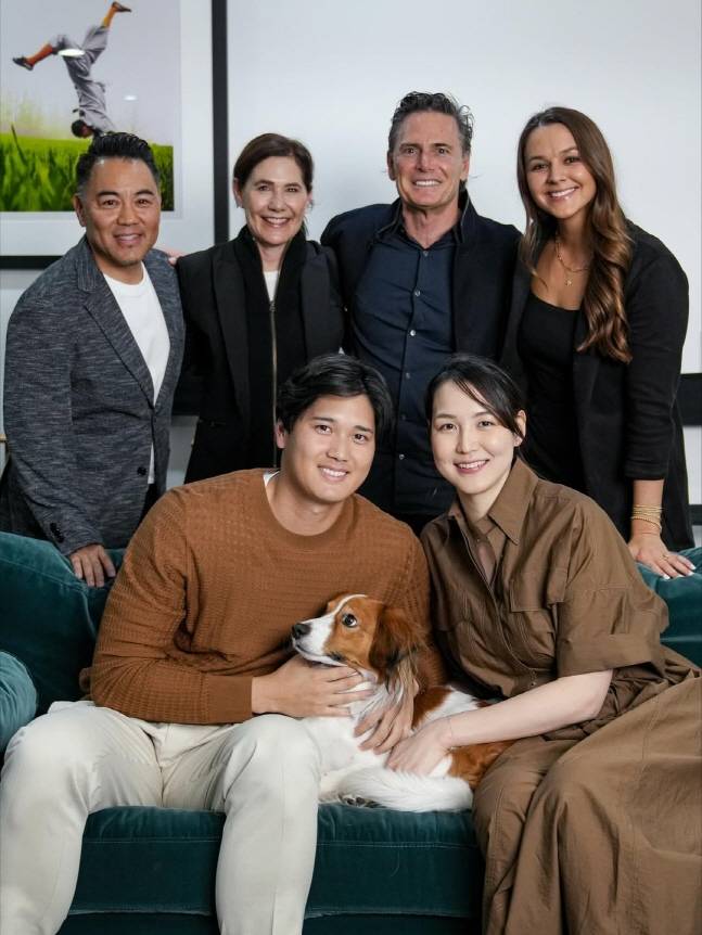 오타니(앞줄 왼쪽)가 14일 NL MVP를 수상하고 아내(오른쪽), 반려견 데코이와 함께 기념촬영을 하고 있다.  /사진=오타니 쇼헤이 인스타그램 갈무리